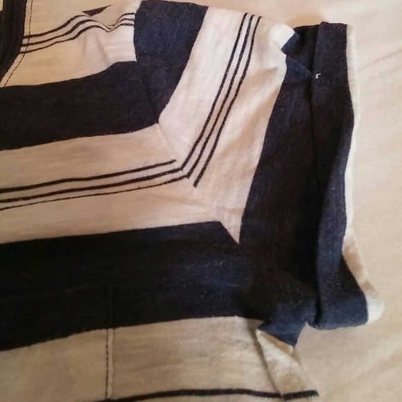 Hollister V-Neck Tee - Picture 4 of 4