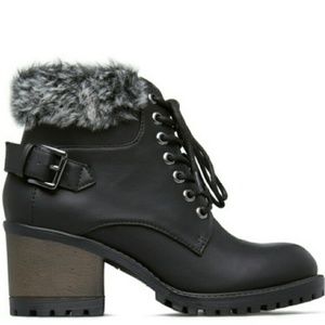 COMFORTABLE CHUNKY HEELS worn once