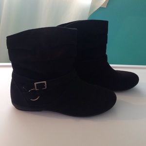Swayed short black boot