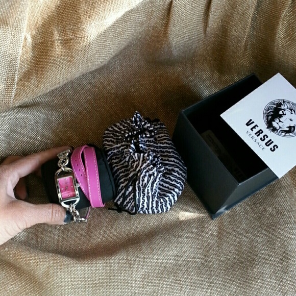**SOLD **!Versace versus watch! Water resistant - Picture 4 of 4