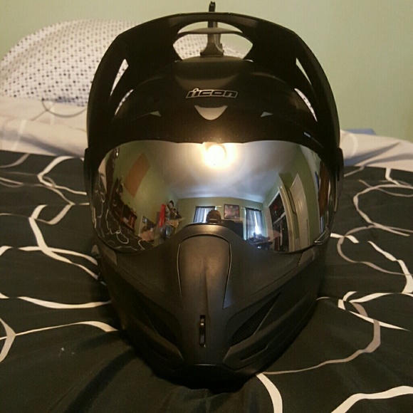 *SOLD* Medium Icon Variant  Motorcycle Helmet - Picture 2 of 3