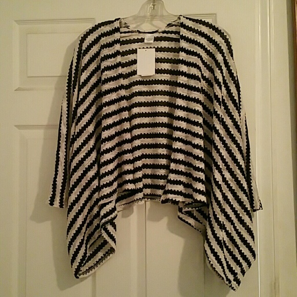 Black and white wrap