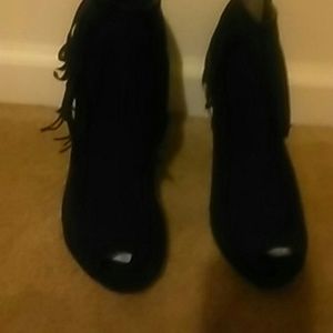 Suede fringed. Boots