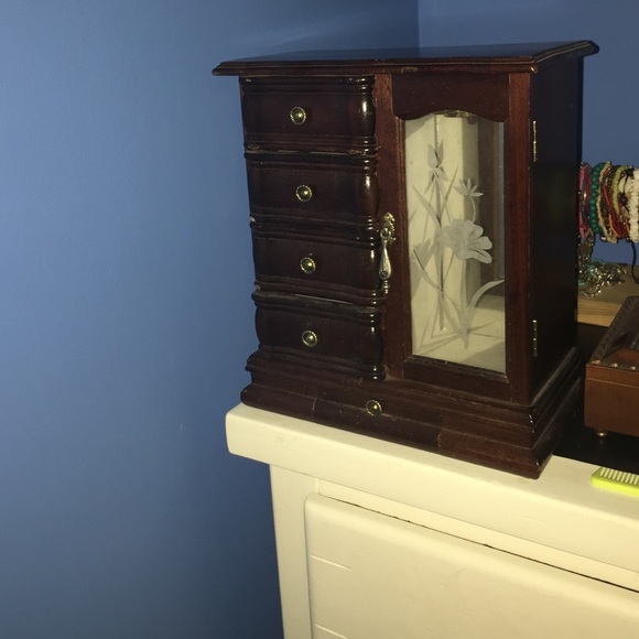 Jewelry box