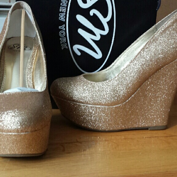 Gold wedges