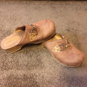 Tan clogs