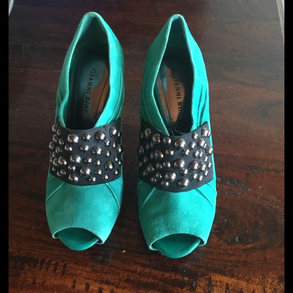 Green suede Gianni Bini booties