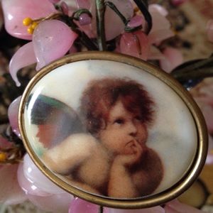Vintage engel cameo brooch