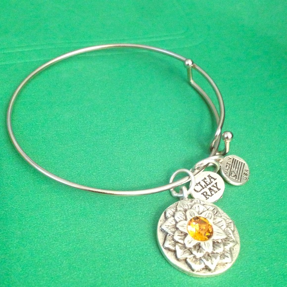 Lotus charms bangle bracelet - Picture 1 of 2