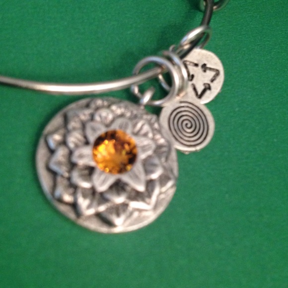 Lotus charms bangle bracelet - Picture 2 of 2