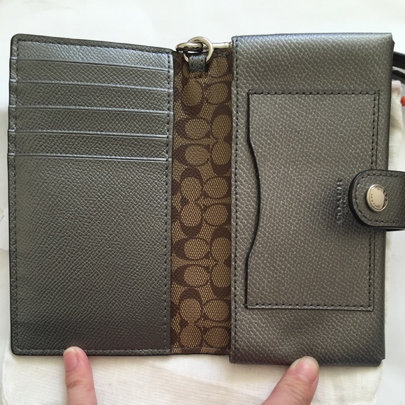 ❗️SALE ❗️Coach Authentic Phone Clutch - NWT - Picture 2 of 3