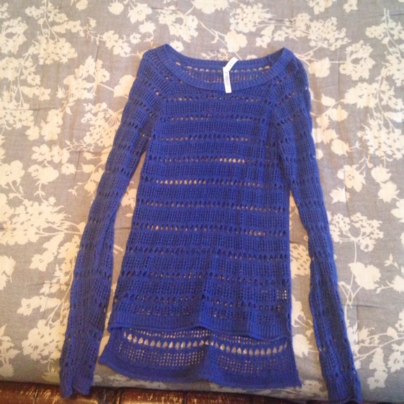 Open weave. Is med but runs a bit small.