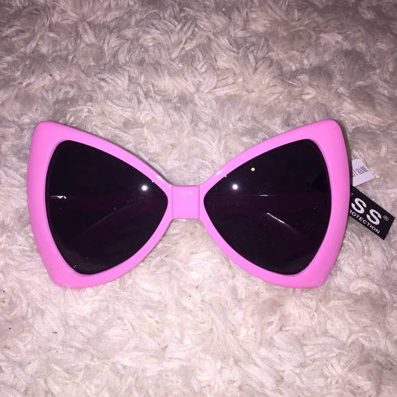Oversized pink bow sunglasses 🎀