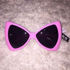Oversized pink bow sunglasses 🎀