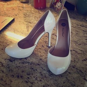 Michael Antonio white pumps