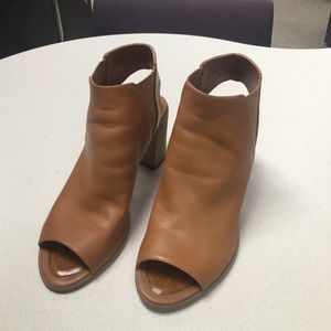 Steve Madden "Nobel" open toe bootie 9.5 Cognac