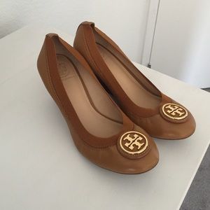 Tory burch Caroline 65 mm wedges. Color tan/dark.