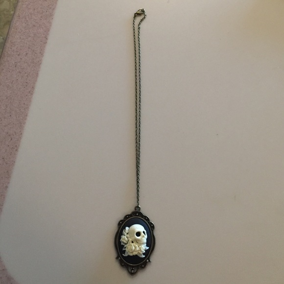 Decorated Skull & Roses Cameo Necklace - Picture 2 of 4