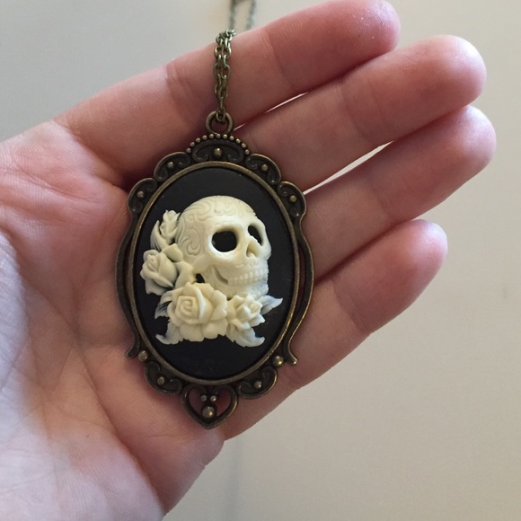 Decorated Skull & Roses Cameo Necklace - Picture 4 of 4