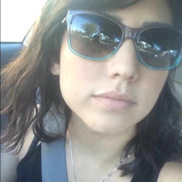 Meet your Posher! - Picture 4 of 4