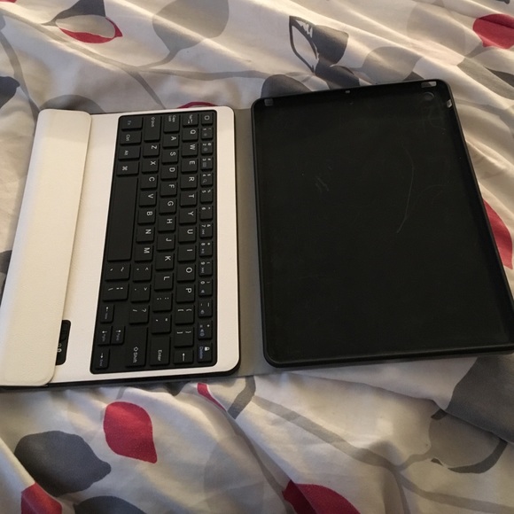 SOLD!!! Aukey iPad Air case with keyboard - Picture 3 of 4