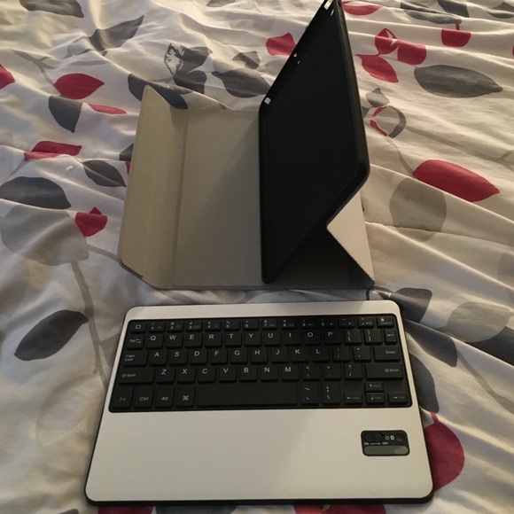 SOLD!!! Aukey iPad Air case with keyboard - Picture 4 of 4