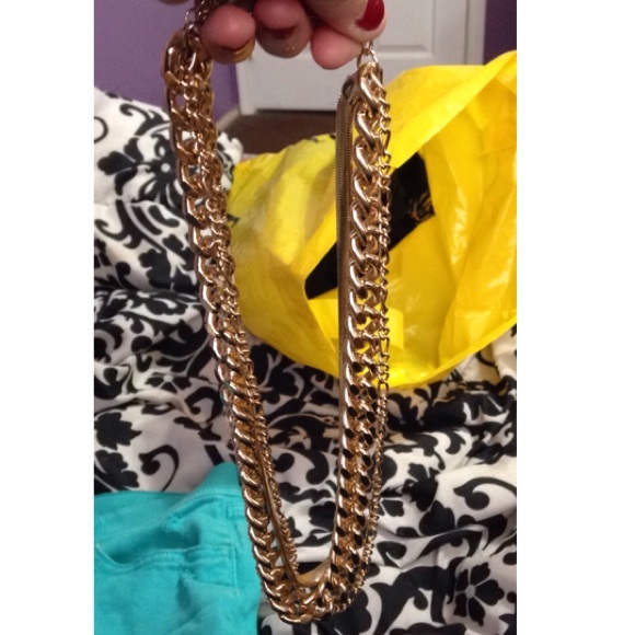Chain necklace.