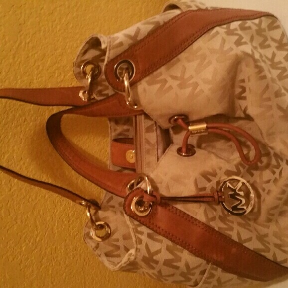 sold  ...Michael kors ludlow authentic handbag