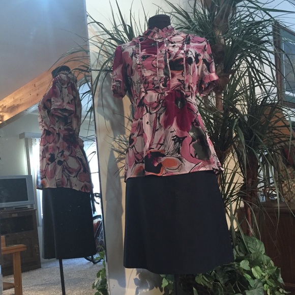 Versatile blouse with high collar.