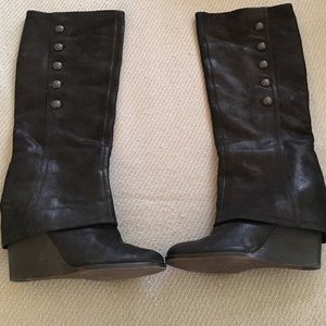 Black leather Vince Camino boots