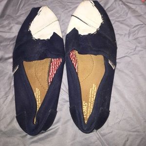 Toms size 8.5 heart on toes