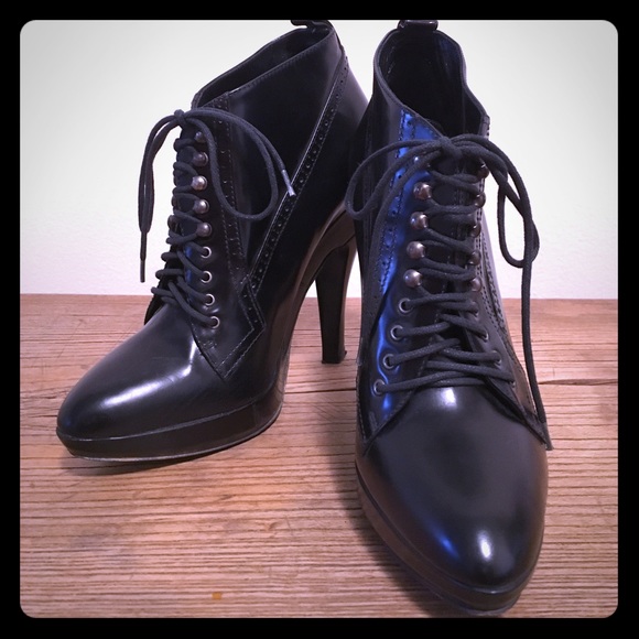 Sexy Burberry lace up booties - Picture 1 of 4