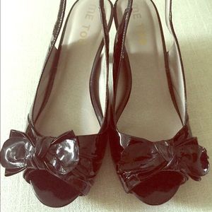 Patent bow sling back sandal