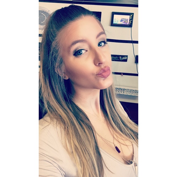 Meet your Posher, Janna! Posh Ambassador! 🛍 - Picture 7 of 8