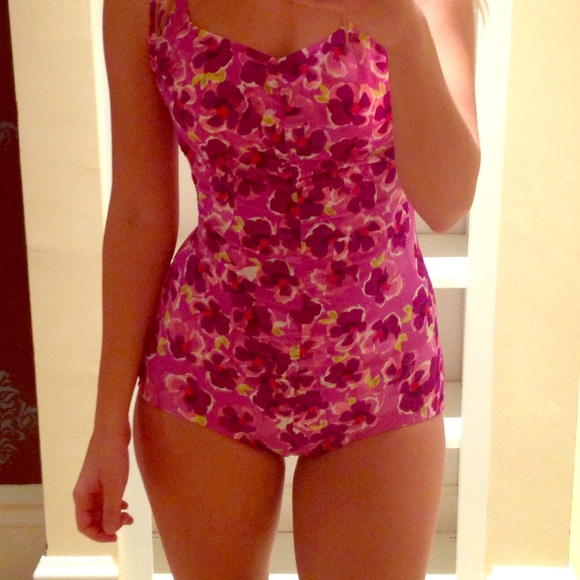 SALE Very Flattering Suit In Perfect Condition