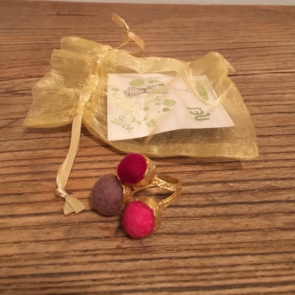 Gilded brass and wool ring - Picture 1 of 4