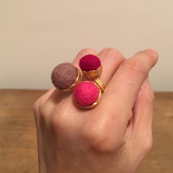 Gilded brass and wool ring - Picture 2 of 4