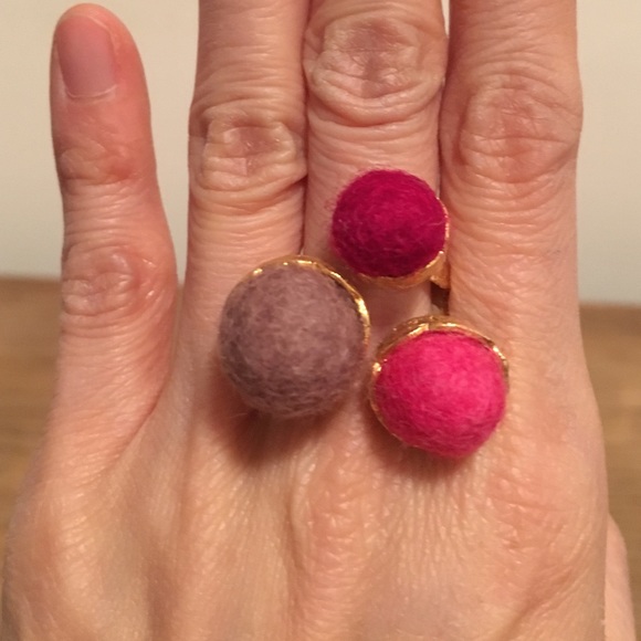 Gilded brass and wool ring - Picture 3 of 4