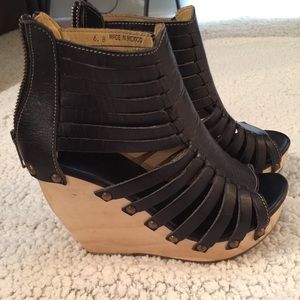 BED/STU wood heel wedge size 6!