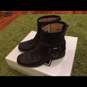Like-new Frye Phillip harness 7 antique black