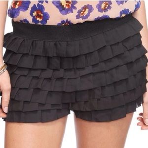 🎉HP🎉 NWT Flirty Ruffled Black Shorts