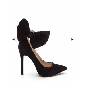 Velvet pumps with bow