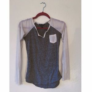 Long sleeve fitted pocket T. Round neck with V