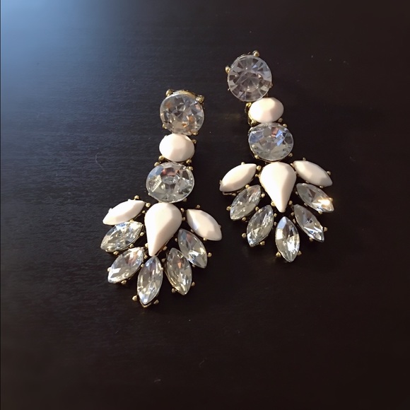 White crystal statement earring - Picture 6 of 7