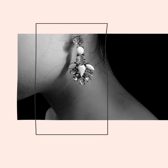 White crystal statement earring - Picture 2 of 7