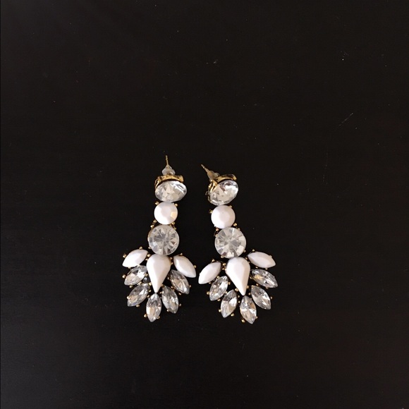 White crystal statement earring - Picture 5 of 7