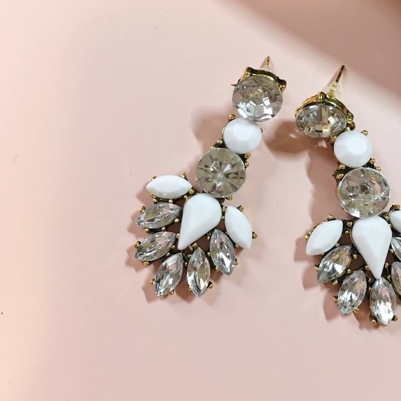 White crystal statement earring - Picture 3 of 7