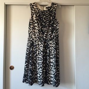 Print dress with low waist pleats.