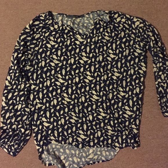 Long sleeved shirt with a fun feather print!