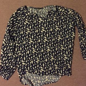 Long sleeved shirt with a fun feather print!